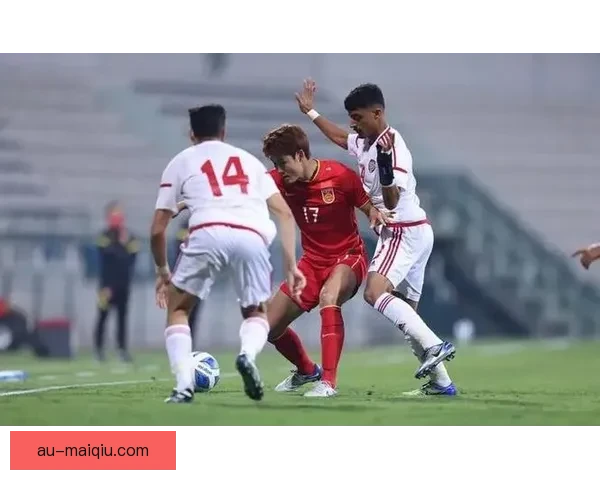 北青报道国足凌晨回国仍获数十球迷接机索要签名部分迎接热情不减